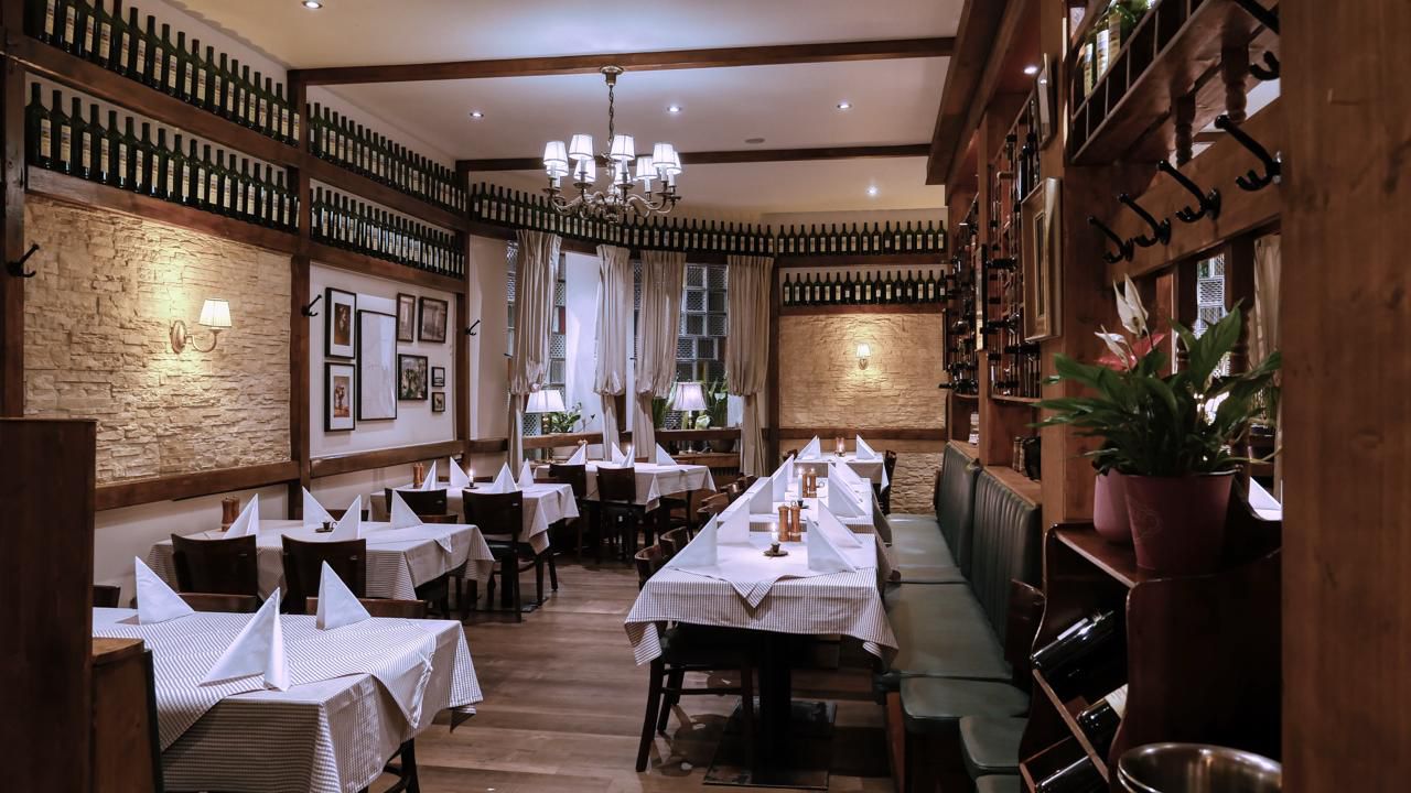 Elegantes Restaurant-Interieur mit Weinflaschen und Kronleuchter