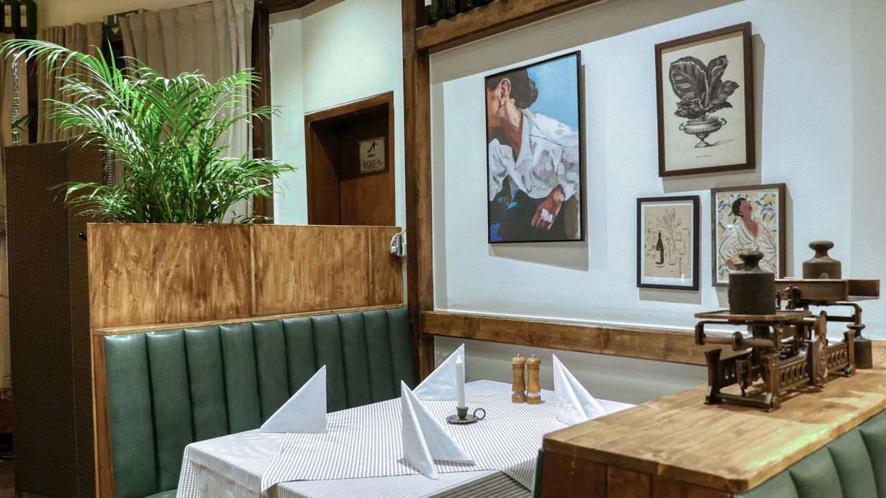 Intime Sitznische mit warmen Holztönen