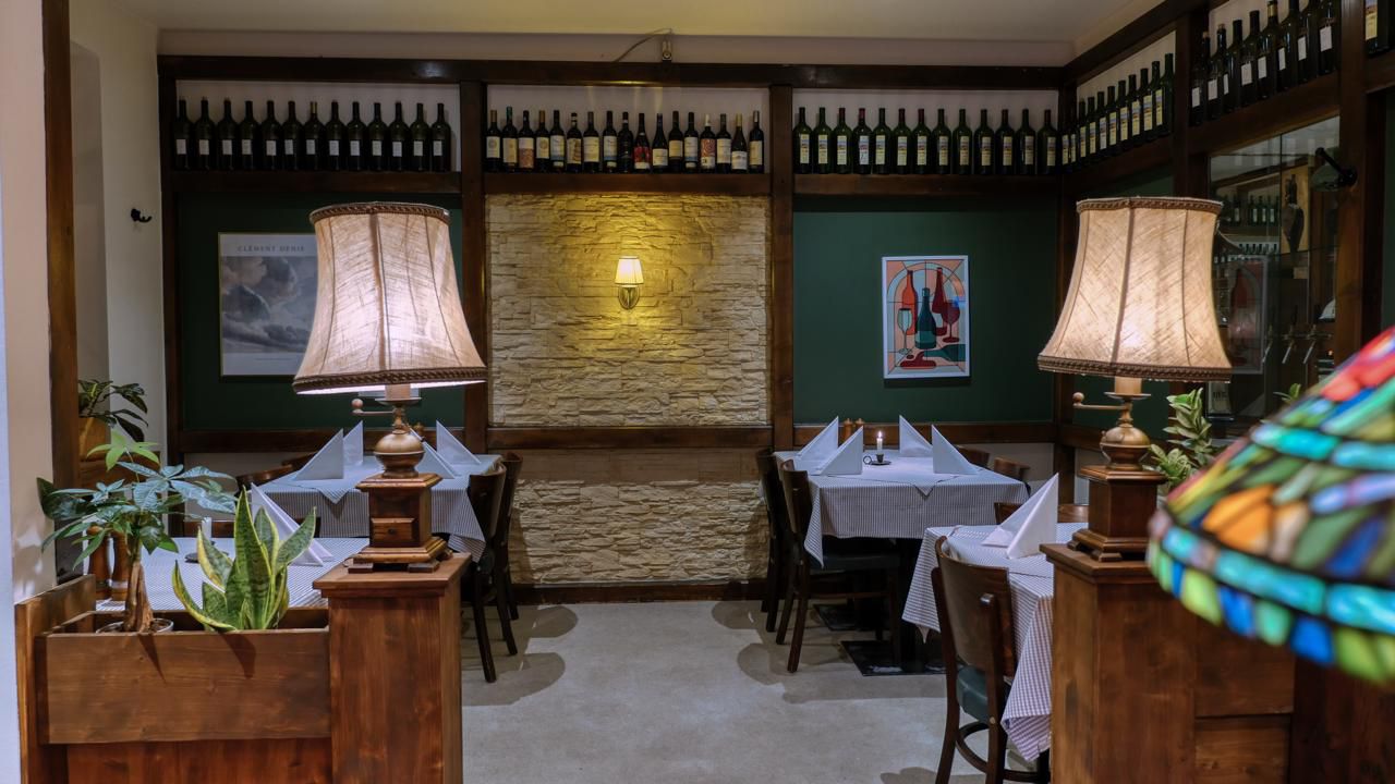 Gemütlicher Essbereich mit grüner Akzentwand